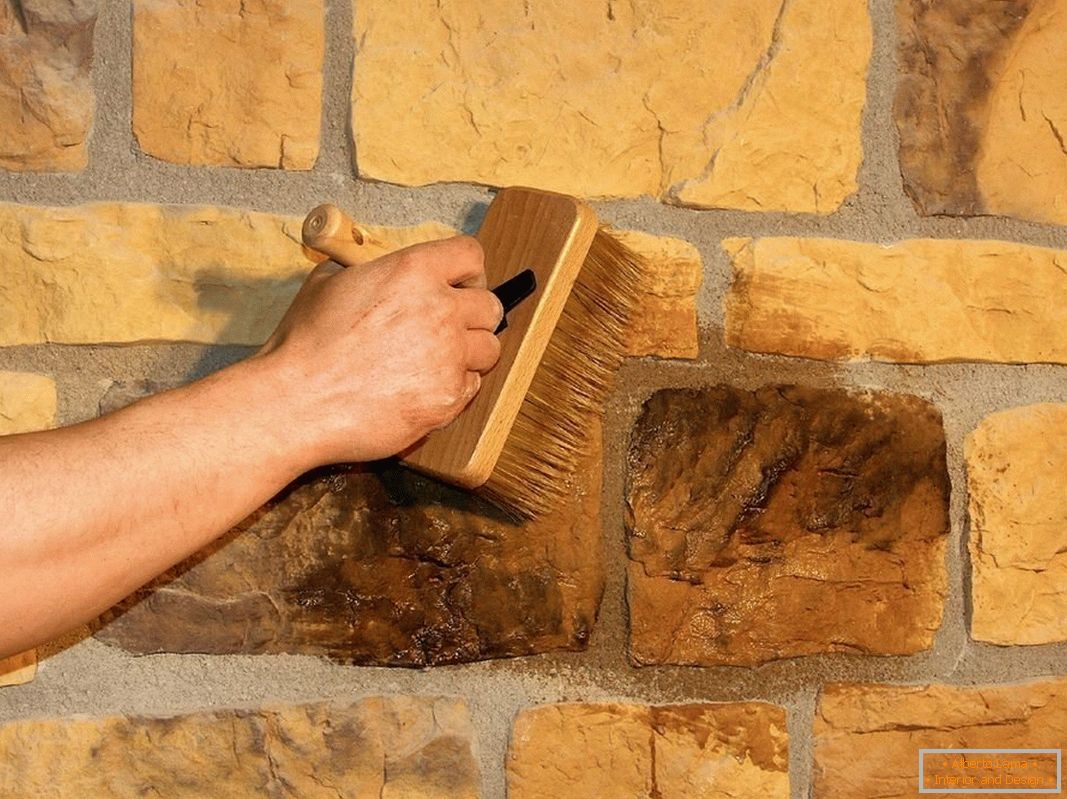 Pintar azulejos debajo de una piedra