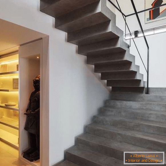 Escalera de hormigón en una casa privada en un estilo moderno