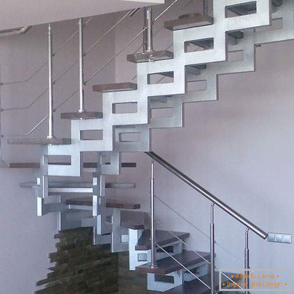 Escalera de metal inusual en una casa privada con escaleras de madera