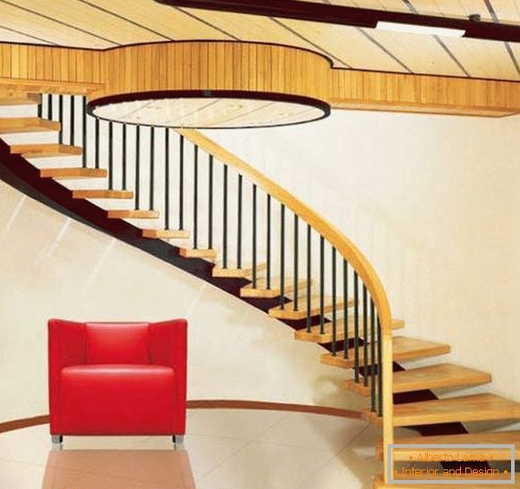 Helicoidal металлическая лестница с деревянными ступенями