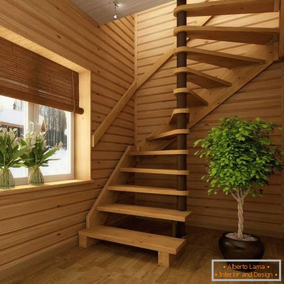 Escaleras de caracol modernas en una casa privada de madera
