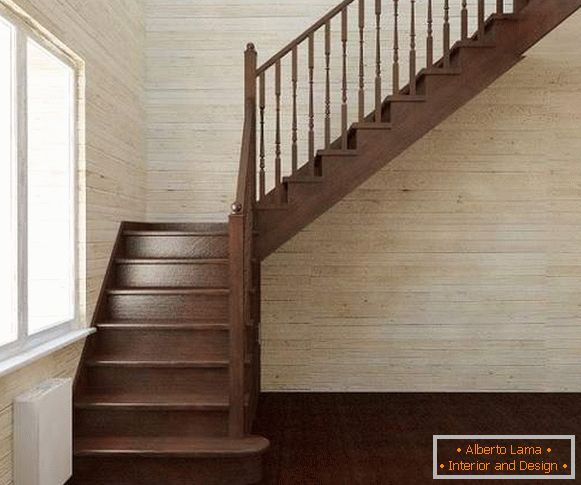 Escaleras intermedias en una casa privada con varias marchas de madera
