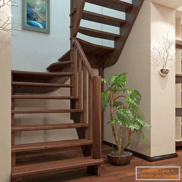 Escalera de madera con varios tramos en una casa privada