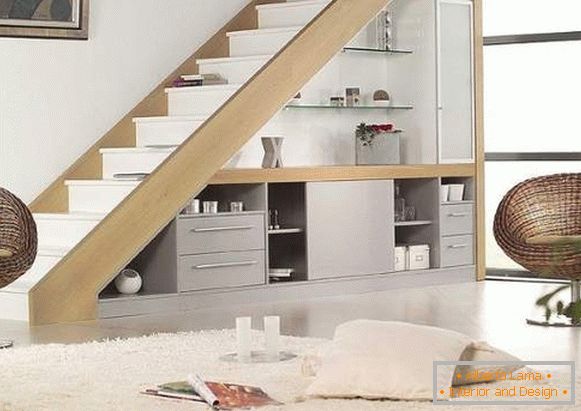Diseño de escaleras en una casa privada - foto con muebles incorporados
