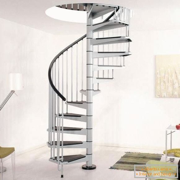 Helicoidal лестница в частном доме из металла с покрытием ступеней