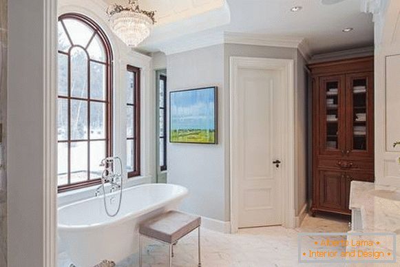 Puertas claras en el interior del baño con azulejos blancos