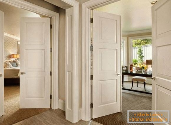 Hermosas puertas interiores en el interior - una foto en blanco