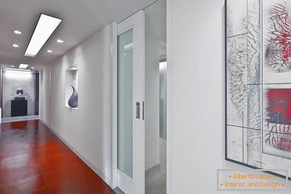 Puertas blancas en el interior del apartamento - foto del pasillo