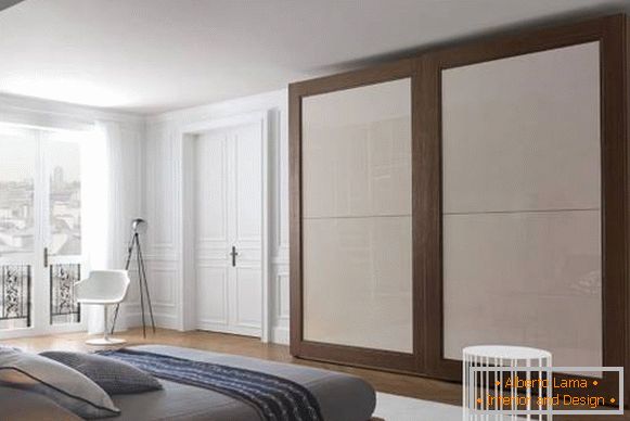 Puertas blancas clásicas en el interior del apartamento - dormitorio de la foto