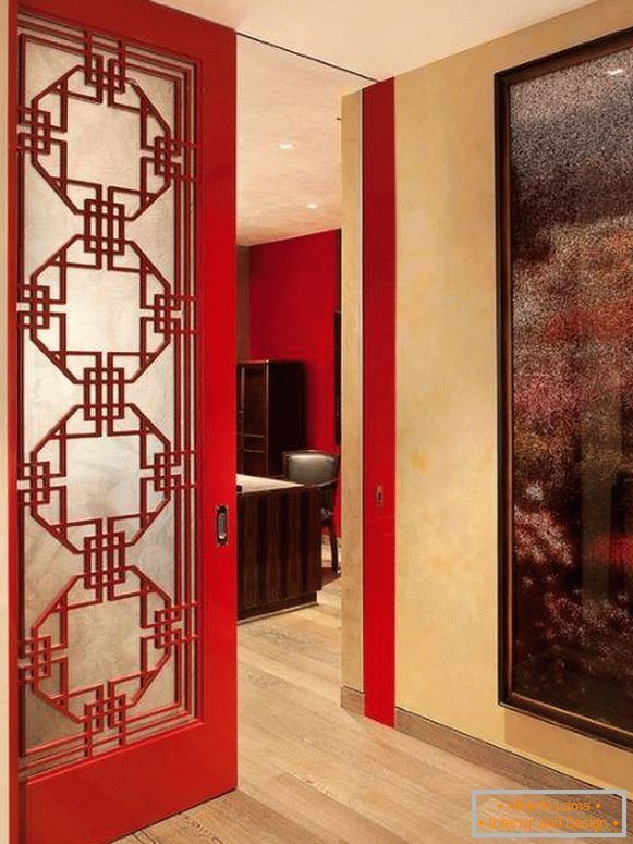 Puertas rojas en el interior del apartamento - foto