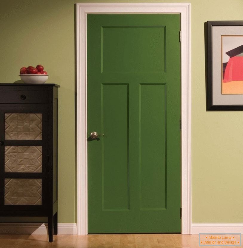 La puerta verde en la habitación
