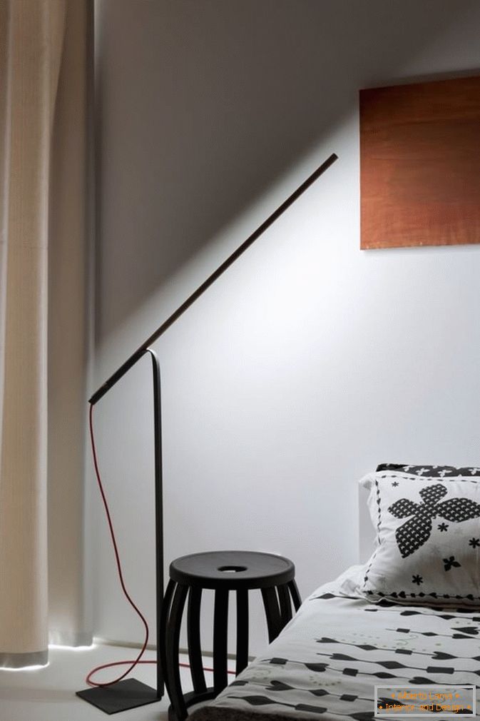 Iluminación en el dormitorio de un pequeño apartamento de una habitación en Kiev