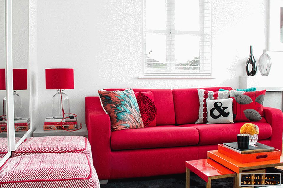 Acentos rojos en el diseño de la sala de estar