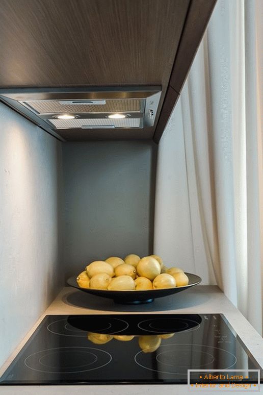 Limones cerca de la estufa en la cocina con el efecto de la ilusión óptica