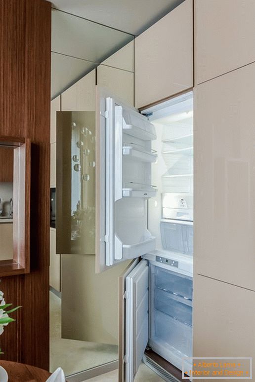 Refrigerador en la cocina con el efecto de la ilusión óptica