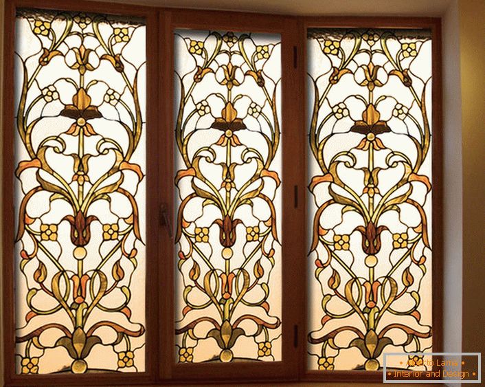 Película de cristal tintado con un patrón de oro: una decoración elegante para el interior de las casas rurales.