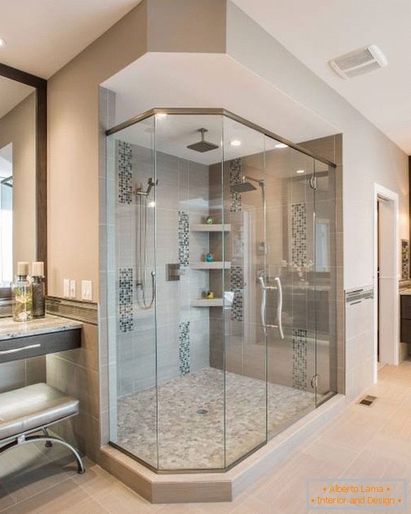 Elegantes cabinas de ducha - foto en el interior del baño