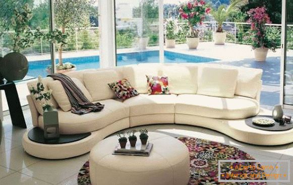 Alfombras ovales de moda en el piso - foto en la sala de estar