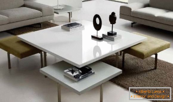 Un conjunto de muebles: una mesa y sillas