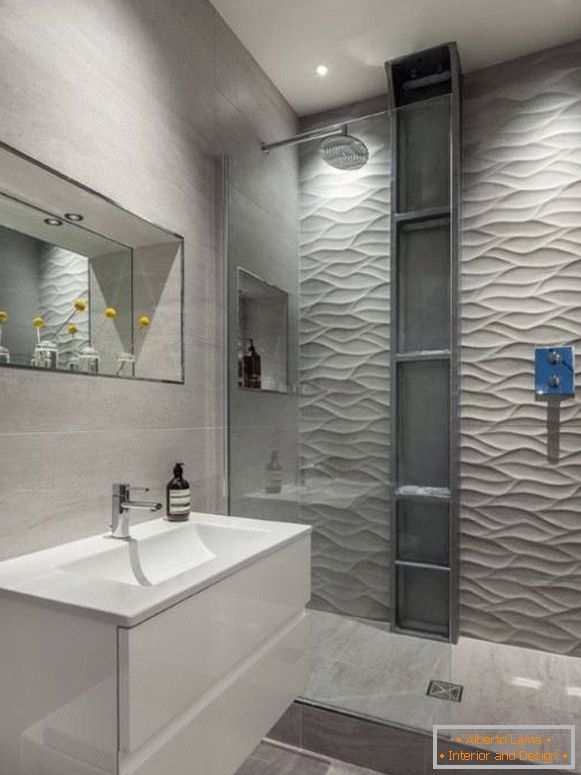 Color gris de la pared en el diseño del baño