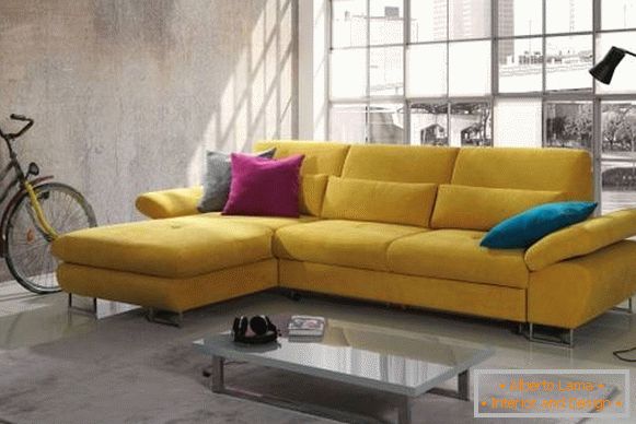 Hermosos sofás de colores brillantes en el interior de la foto