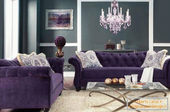 Sofá de terciopelo en color violeta