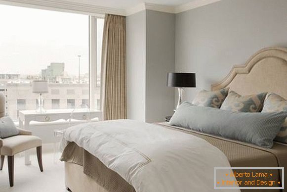 La combinación de gris y beige en el interior de un pequeño dormitorio