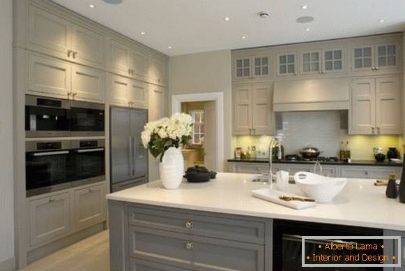 Elegante combinación de colores en el interior, gris y beige, en la cocina