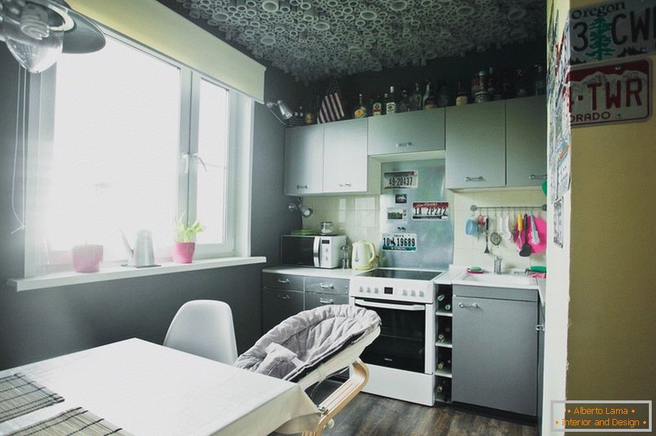 Pequeña cocina acogedora en color gris