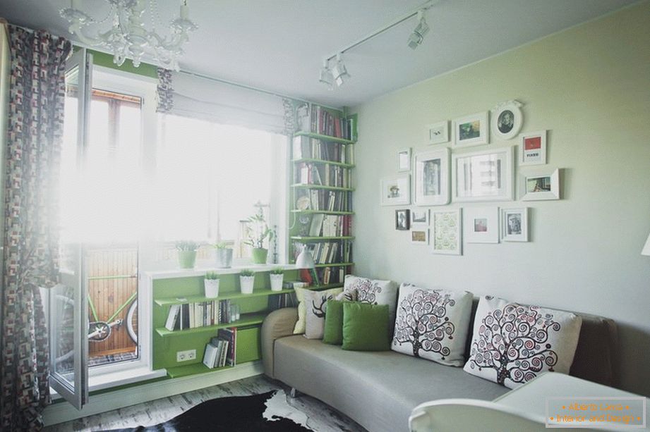 Interior de un pequeño apartamento de una habitación - biblioteca