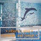 Delfín de mosaico en la pared del baño