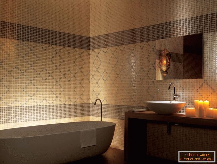 Mosaico de cerámica en el interior del baño