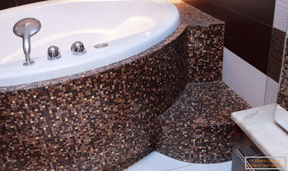 Mosaico en superficies curvas en el baño