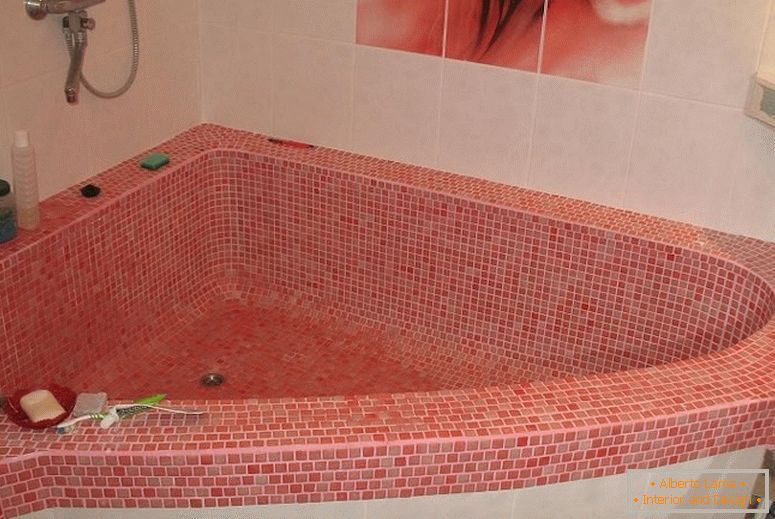 Baño de mosaico rosa