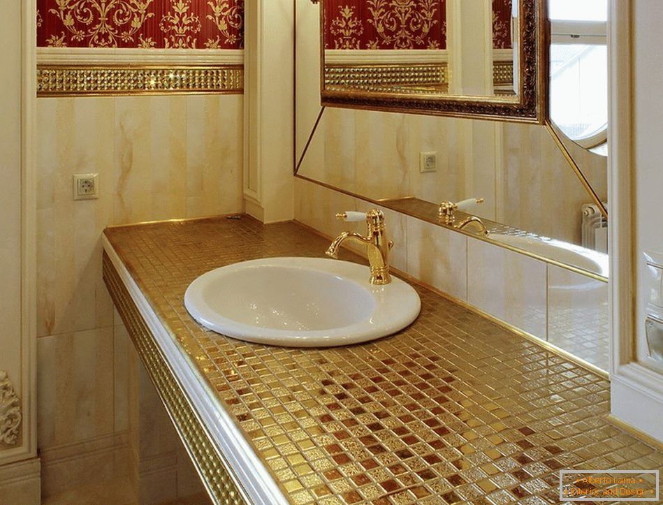 Mosaico de azulejos de pequeños elementos en el baño