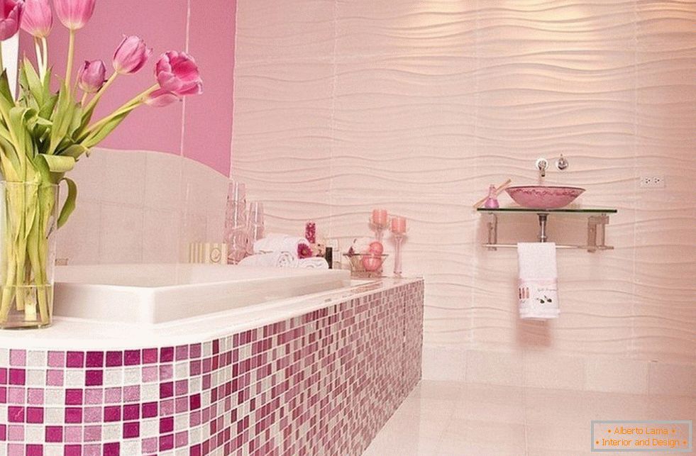 Cuarto de baño en color rosa con mosaico