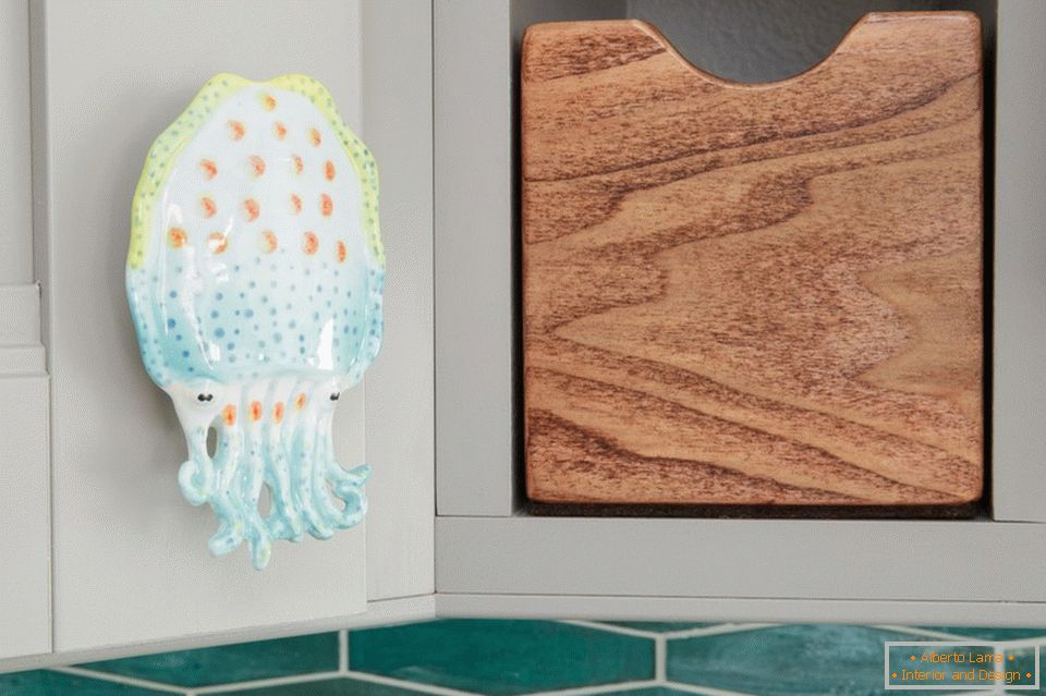 Manija de la puerta en forma de calamar en la cocina