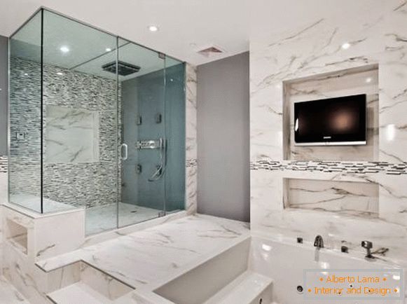 La combinación de mármol y azulejos en el baño