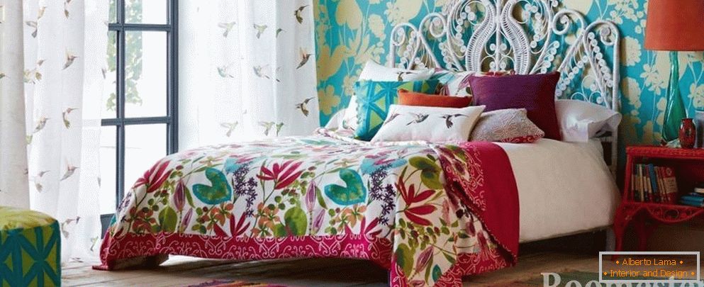 Dormitorio de menta con detalles coloridos