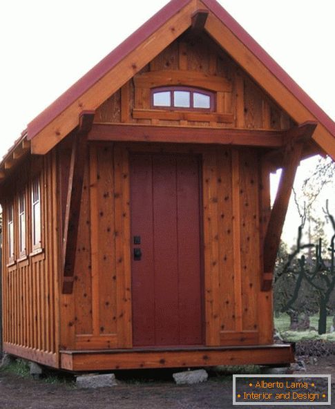 Casa pequeña de madera