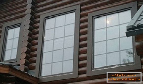 Hermoso adorno para ventanas en una casa de madera, foto 10
