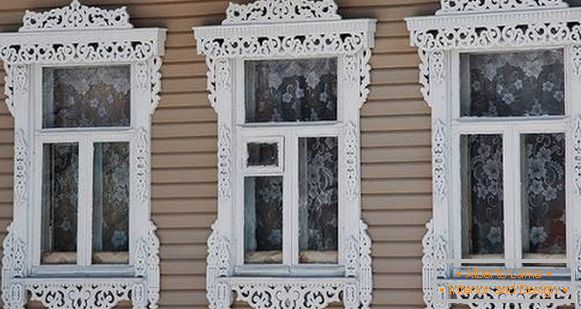 Clysters en las ventanas en la foto de la casa de madera, foto 13