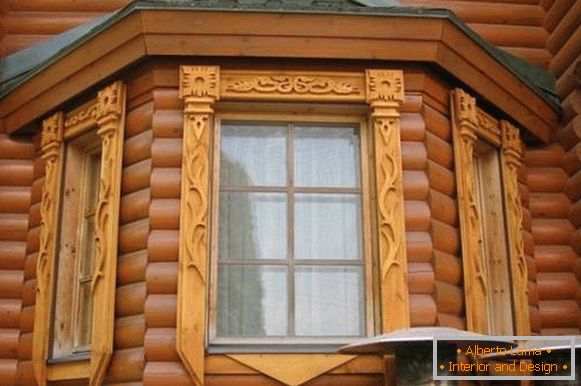 Plataformas talladas para ventanas en una casa de madera, foto 14