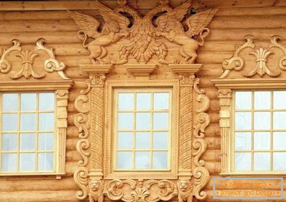 Hermosas plataformas para ventanas en una casa de madera, foto 5
