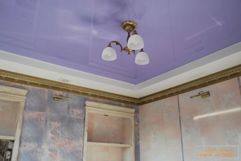techo acolchado violeta en el baño