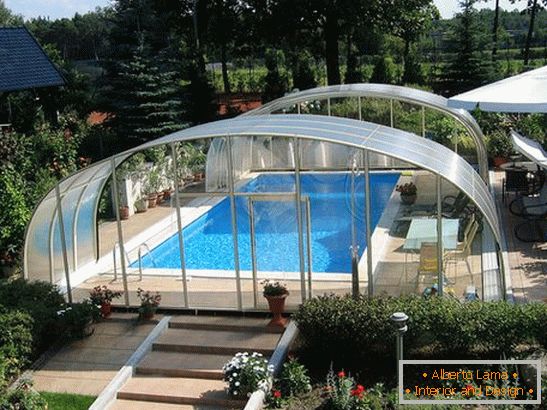 Canopy para la piscina en el patio de una casa privada
