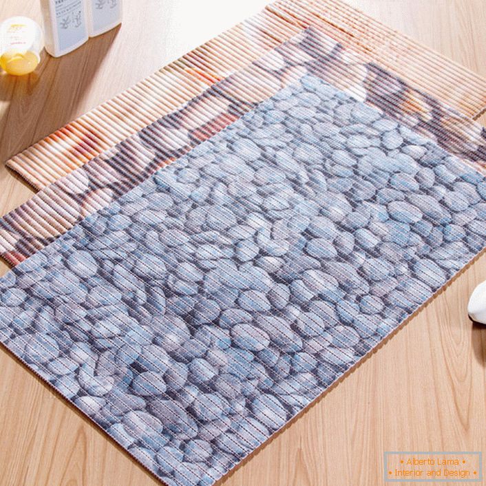 Una alfombra con una imagen de guijarros marinos es una solución atractiva y práctica para decorar un baño.
