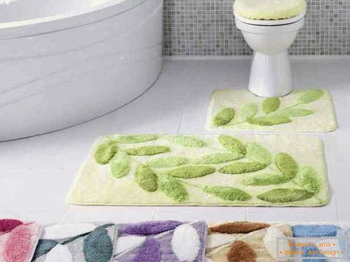 Para el diseño de las alfombras de baño se utilizan en una solución de un solo color. El mismo diseño hace que la imagen del interior sea completa y elegante.