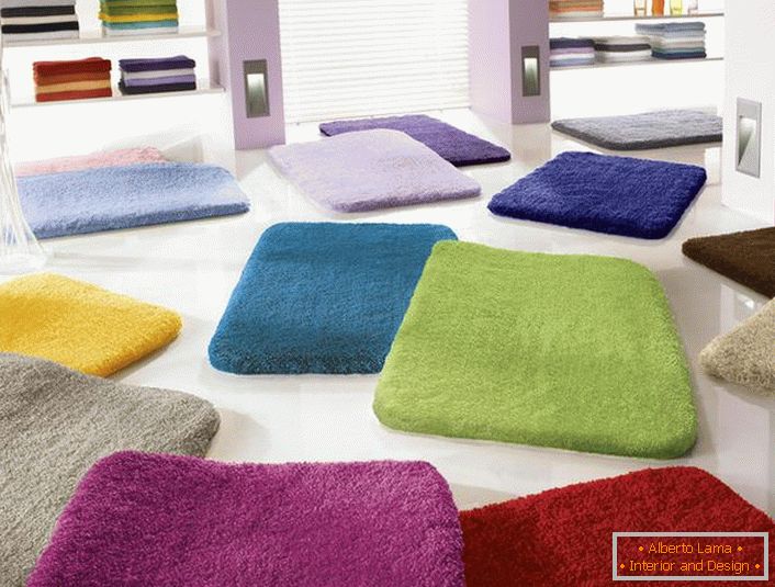 El diseño universal de la alfombra para un baño con un montón alto hace que sea posible usarlo en cualquier baño. Lo principal es determinar correctamente el color.