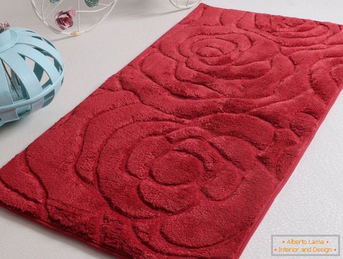 La alfombra de baño hecha de suave siesta con una imagen texturizada de flores se adapta perfectamente al baño, decorada en un estilo moderno o country.